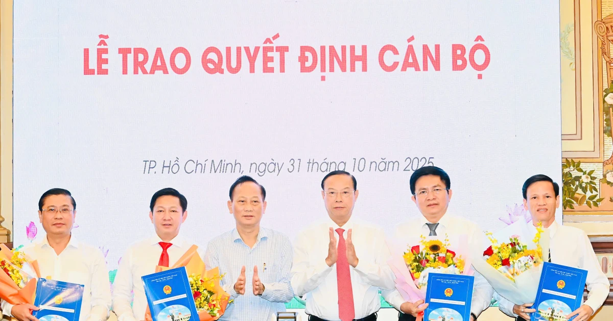 Chủ tịch UBND TPHCM điều động, bổ nhiệm nhiều cán bộ