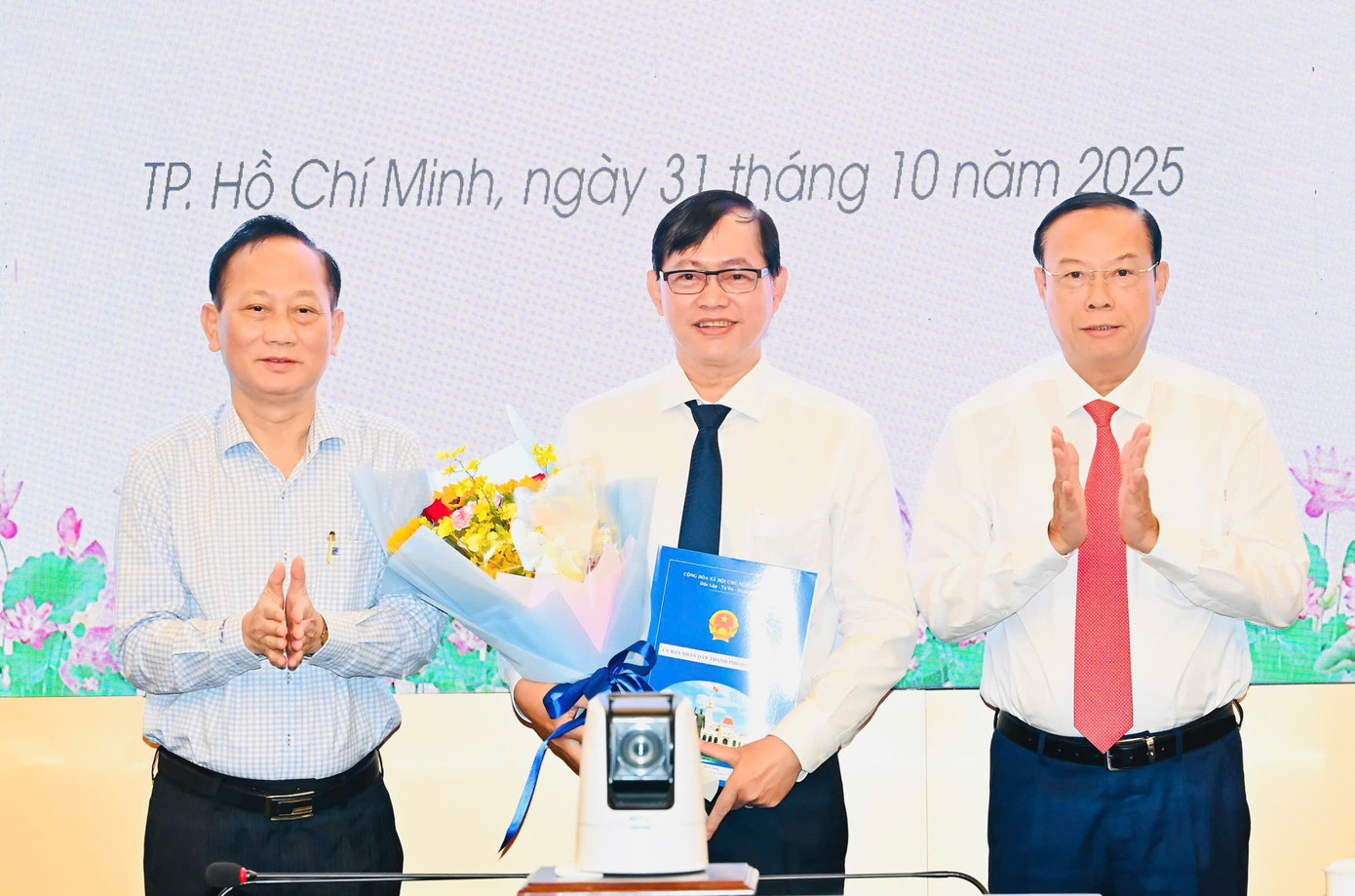 Naib Pengerusi Tetap Jawatankuasa Rakyat Bandaraya Ho Chi Minh Nguyen Van Tho (kulit kanan) dan Timbalan Setiausaha Jawatankuasa Parti Jawatankuasa Rakyat Bandaraya Ho Chi Minh Tran Van Nam menyampaikan keputusan dan ucapan tahniah kepada Encik Bui Thanh Giang (tengah), Pengarah Besar Saigon Water Corporation yang baharu - One Member Co., Ltd. Foto: SGGP z7173230129726-a4746f232e5ec0562ff6c16a41eadef2-5807-4386jpg.jpg