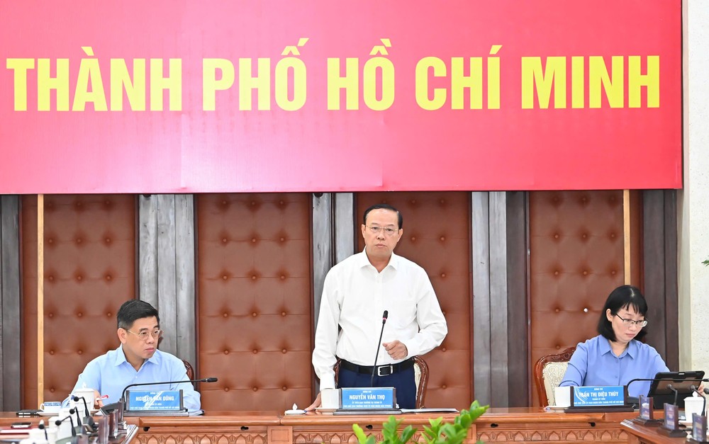 Ho Chi Minh Şehri Halk Komitesi Daimi Başkan Yardımcısı Nguyen Van Tho konuşuyor. Fotoğraf: VIET DUNG 3061842371022255488.jpg