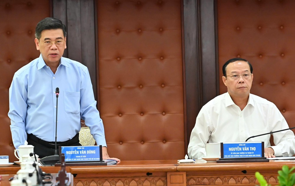 Ho Chi Minh Şehri Halk Komitesi Başkan Yardımcısı Nguyen Van Dung konuşuyor. Fotoğraf: VIET DUNG 4570319976445895823a.jpg