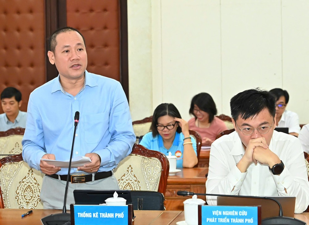 Ho Chi Minh Şehri İstatistik Ofisi Başkanı Nguyen Khac Hoang tartışmada konuşuyor. Fotoğraf: VIET DUNG 93b182377b8ff6d1af9e.jpg