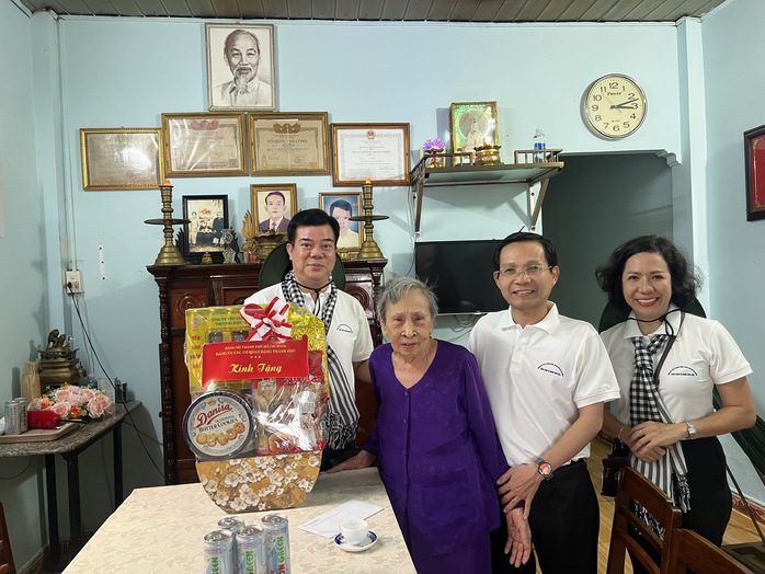 Đoàn công tác Đảng ủy các cơ quan Đảng TP HCM thăm, tặng quà gia đình chính sách tại Côn Đảo - Ảnh 2.