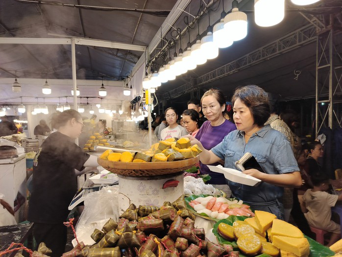 Thực khách choáng ngợp trong ngày khai mạc Lễ hội Ẩm thực chay 2025 - Ảnh 1.