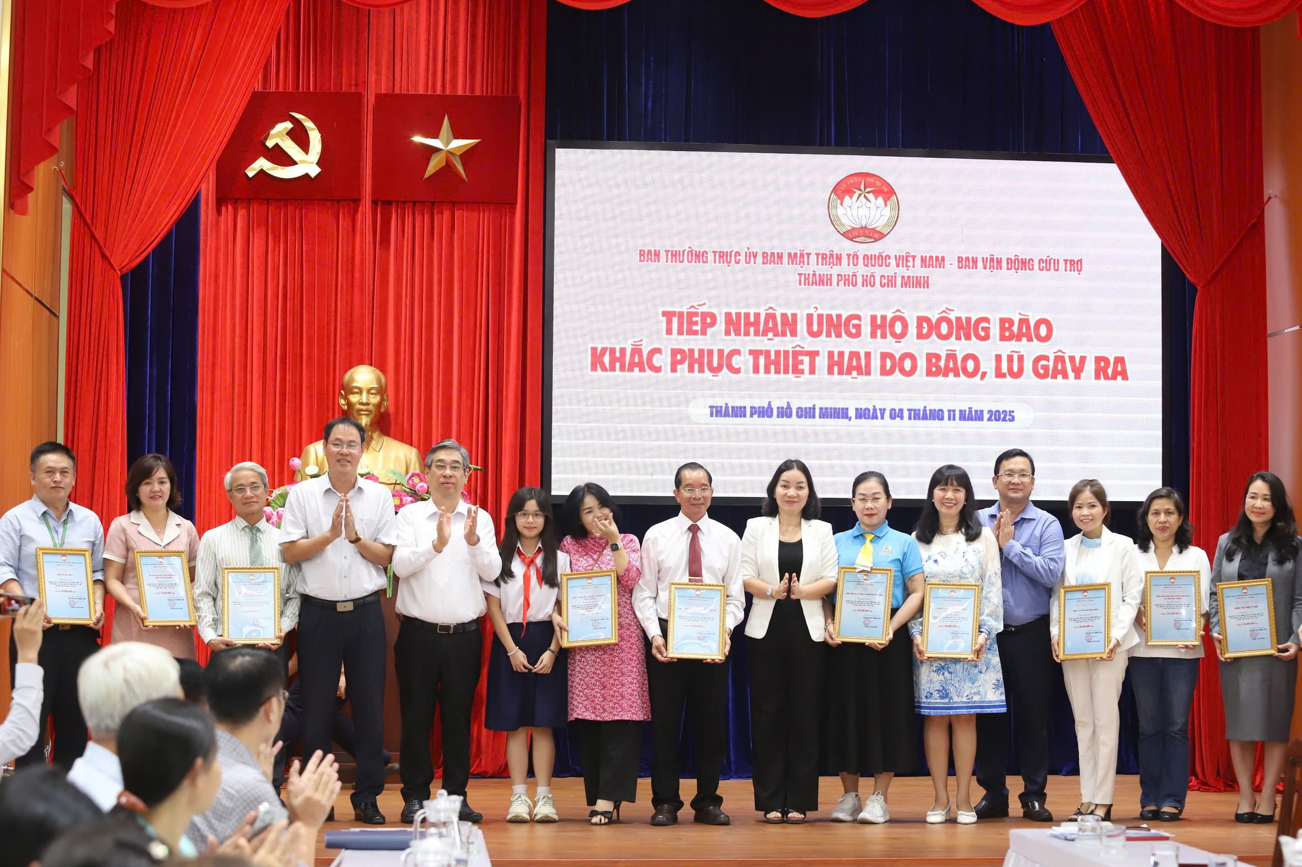 TP.HCM hỗ trợ Huế, Đà Nẵng, Quảng Ngãi trang bị phương tiện cứu nạn cứu hộ bão, lũ - Ảnh 1.