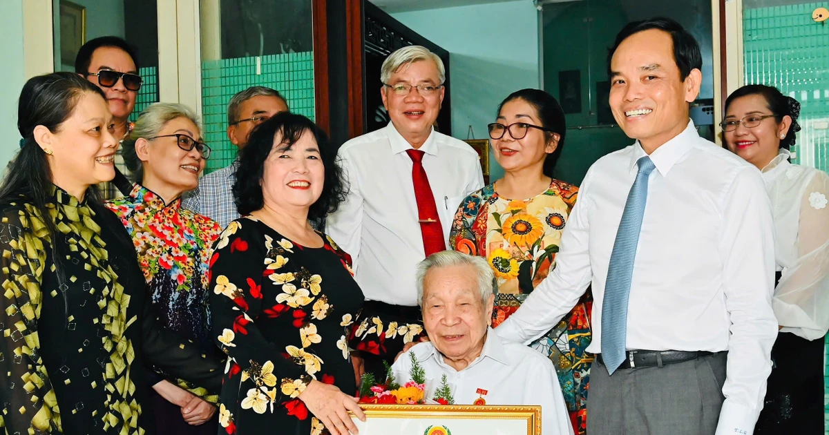 Bí thư Thành ủy TPHCM Trần Lưu Quang trao Huy hiệu 80 năm tuổi Đảng đến cụ Tạ Đăng Siêu