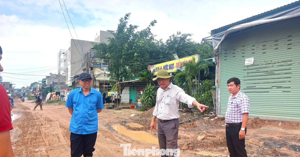 Chỉ đạo khẩn vụ học sinh phải lội bùn đến trường mỗi ngày ở TPHCM