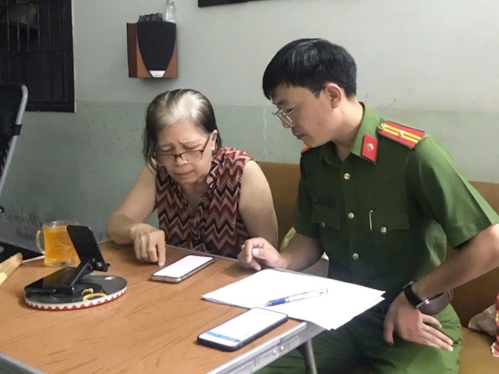 Công an cấp xã đến nhà người dân để thu thập thông tin còn thiếu liên quan đến xe, chủ xe để bổ sung, cập nhật. Ảnh: Công an TPHCM