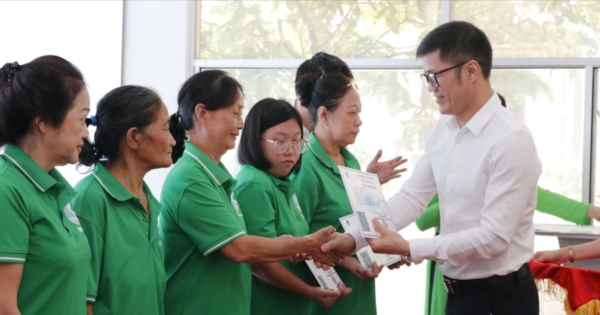 Tặng thẻ BHYT cho người có hoàn cảnh khó khăn tại TPHCM