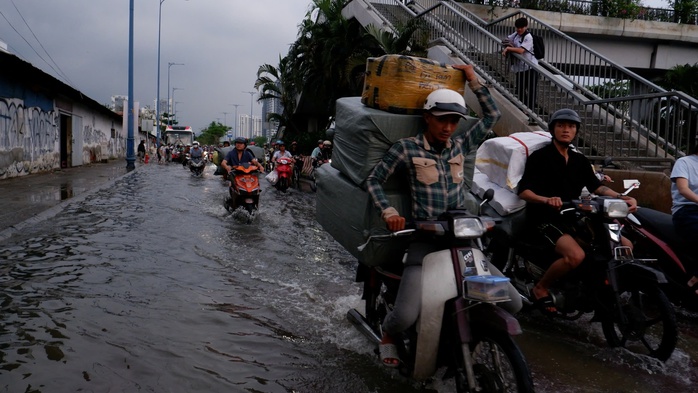 Chiều nay, triều cường ở TP HCM vượt mức lịch sử, CSGT khuyến cáo người dân - Ảnh 1.