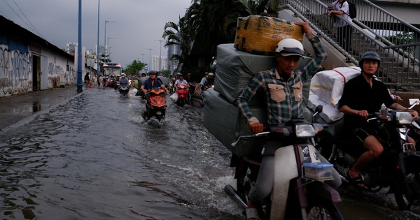 Chiều nay, triều cường ở TP HCM vượt mức lịch sử, CSGT khuyến cáo người dân