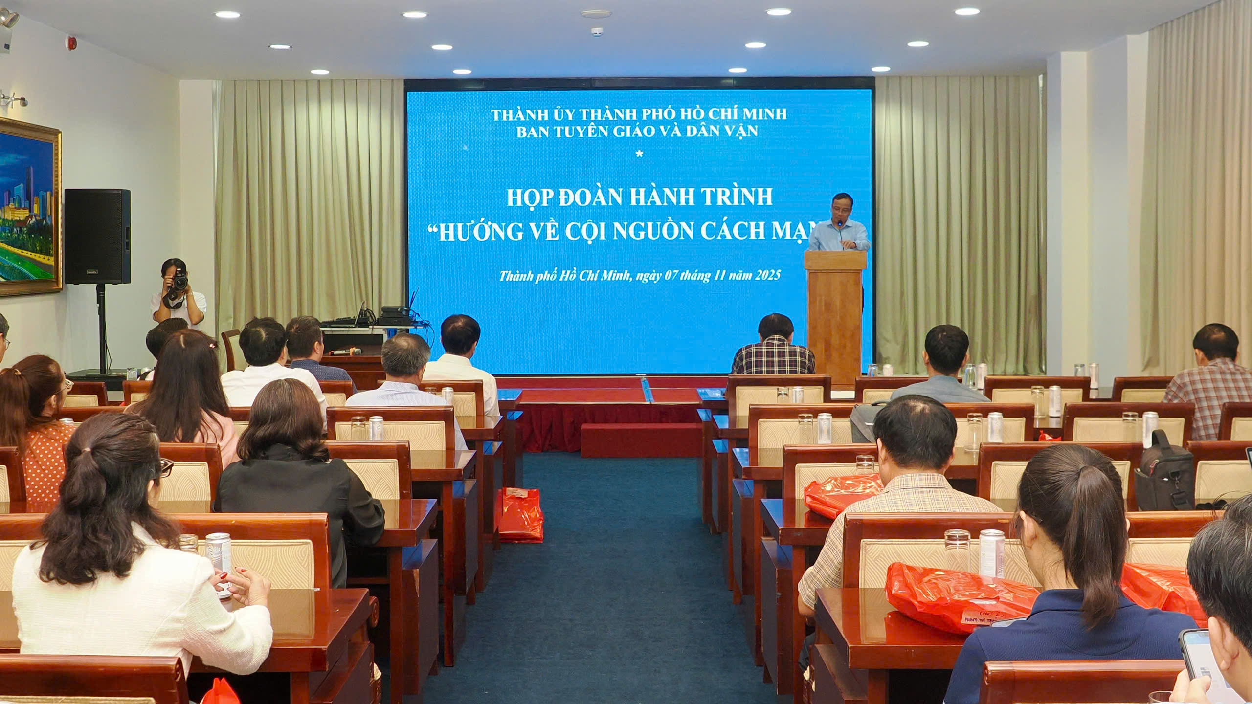 Đoàn Tuyên giáo và Dân vận, báo chí TP.HCM tặng quà hỗ trợ vùng bão lũ trong hành trình về nguồn - Ảnh 2.