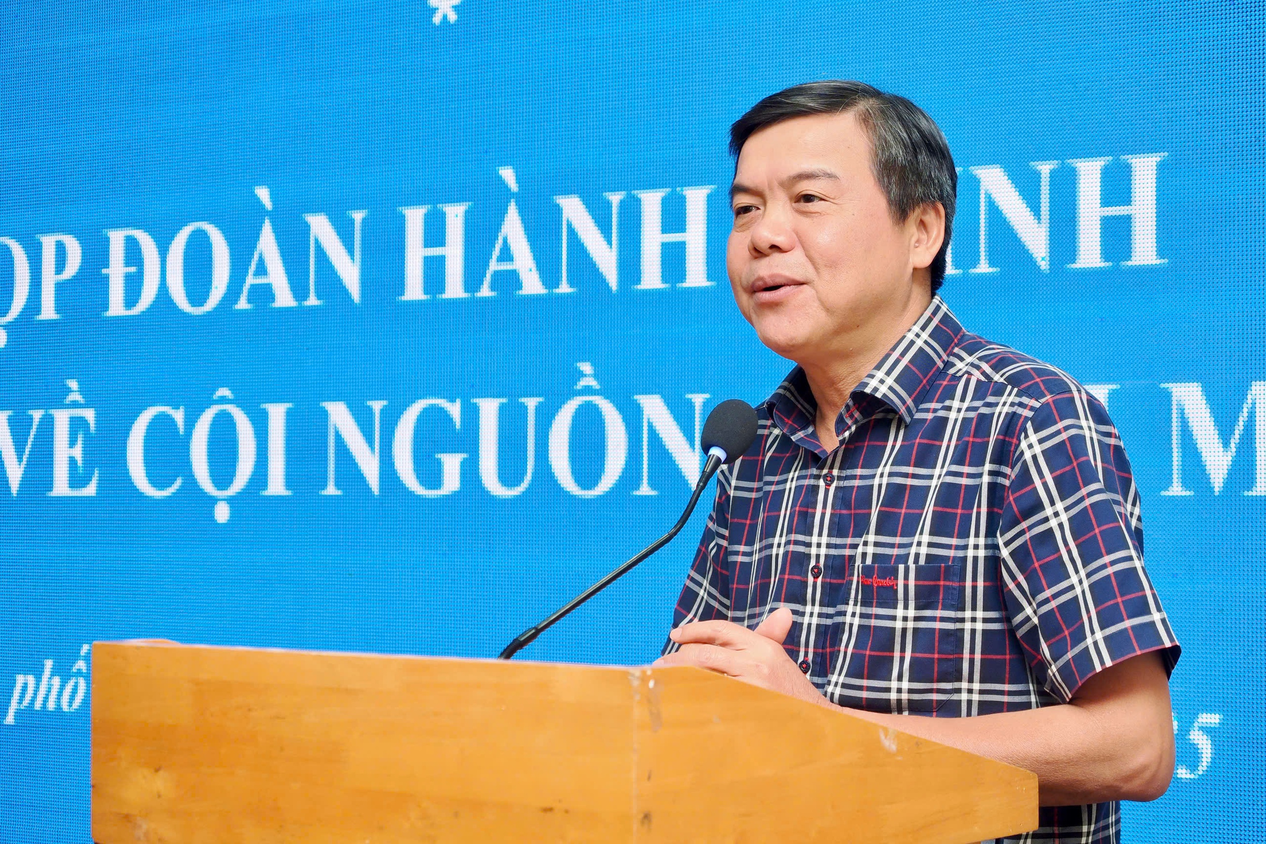 Đoàn Tuyên giáo và Dân vận, báo chí TP.HCM tặng quà hỗ trợ vùng bão lũ trong hành trình về nguồn - Ảnh 1.