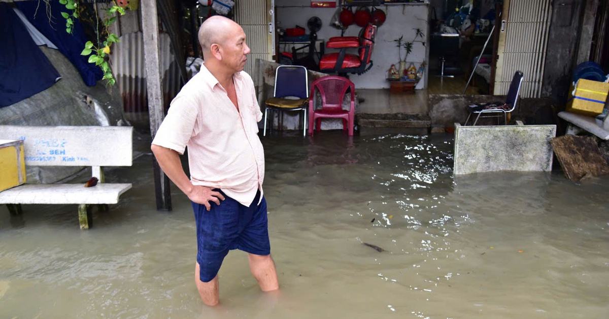 Hôm nay TP.HCM vẫn ngập do triều cường trên 1,8m cộng mưa to