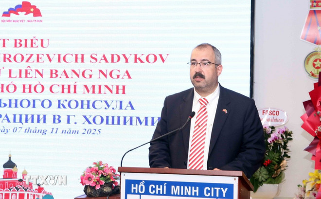 Ông Timur Sirozhevich, Tổng Lãnh sự Liên bang Nga tại Thành phố Hồ Chí Minh, phát biểu tại buổi họp mặt. (Ảnh: Xuân Khu/TTXVN) ttxvn-hop-mat-ky-niem-108-nam-cach-mang-thang-muoi-nga-2.jpg