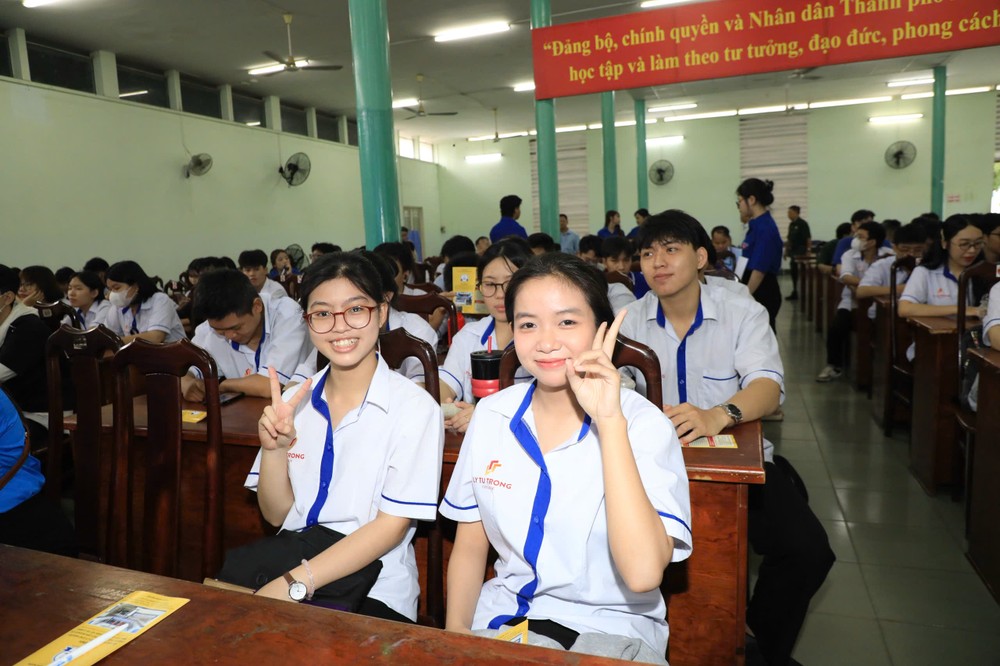 Тран Тхі Мі (справа) і Труонг Фам Кхань Ви. Фото: HUYNH THO z7195095764971_3af9de512793c91da3a71d4629f8e652.jpg