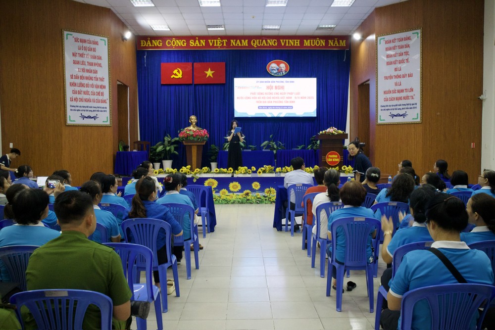 Народний комітет округу Тан Бінь у місті Хошимін організував День права В'єтнаму 2025 року. z7195234875484_a0ba423cc2f6dd08b07c0966983f290a.jpg