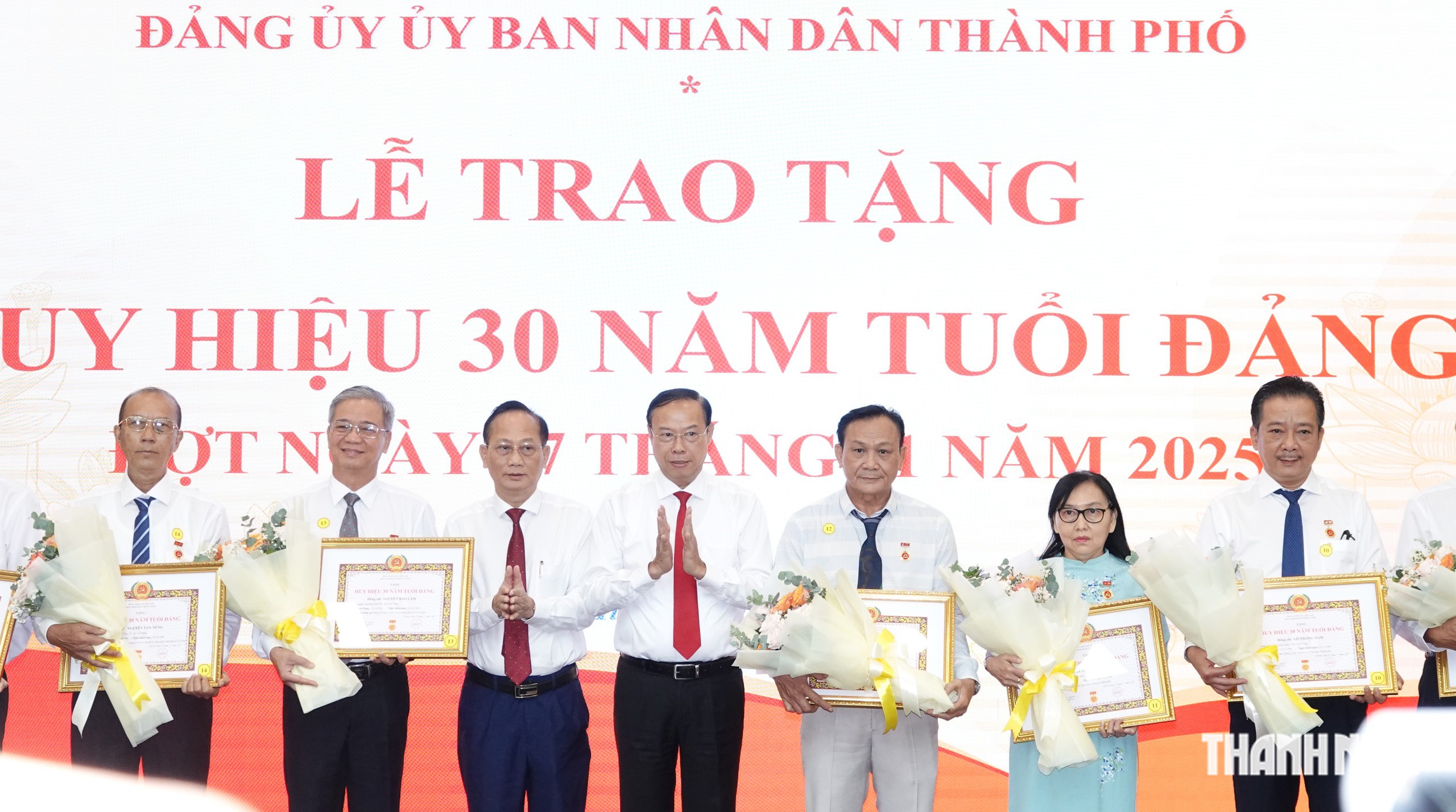 Chủ tịch Nguyễn Văn Được trao huy hiệu Đảng dịp Cách mạng Tháng Mười Nga - Ảnh 3.