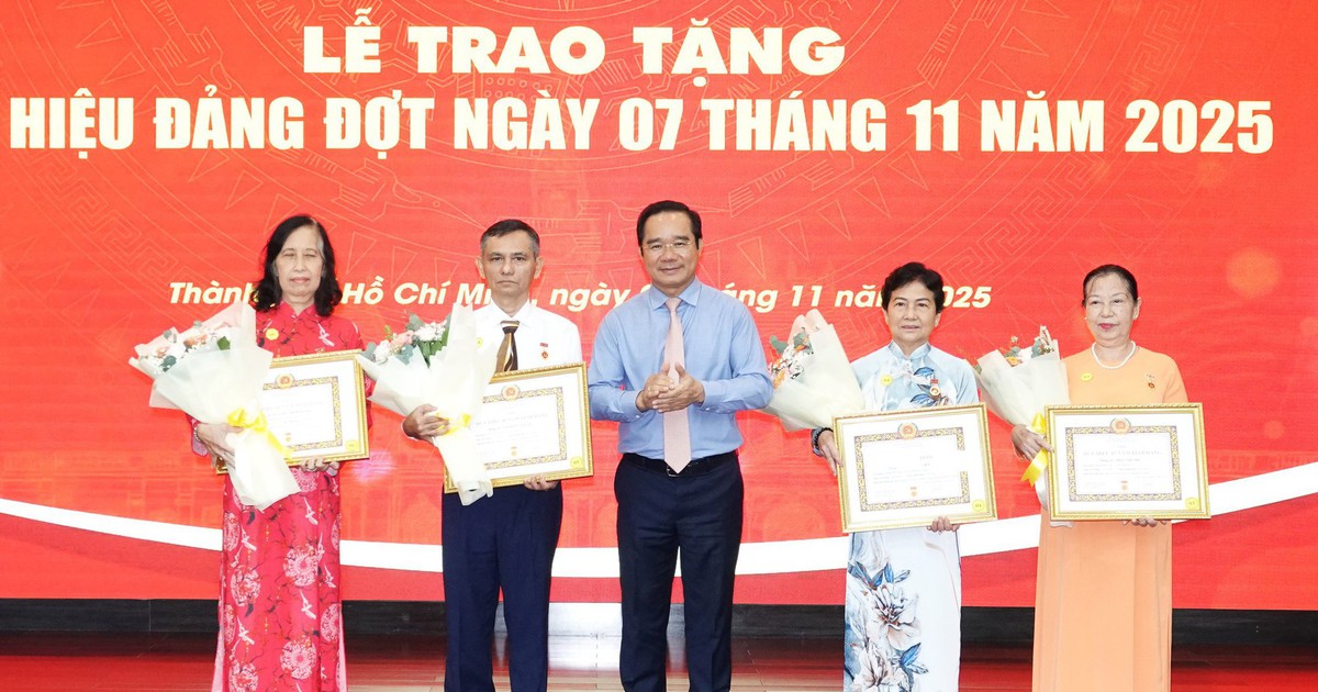 Chủ tịch Nguyễn Văn Được trao huy hiệu Đảng dịp kỷ niệm Cách mạng Tháng Mười Nga