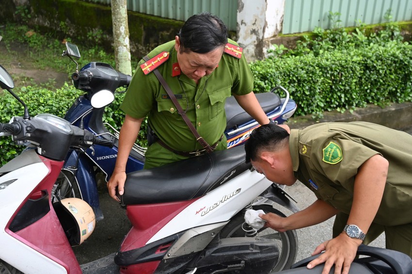 Bij veel motoren op de schoolparkeerplaats werd een inhoud van meer dan 50 cm³ aangetroffen. Foto: PHAM HAI Xe máy điện