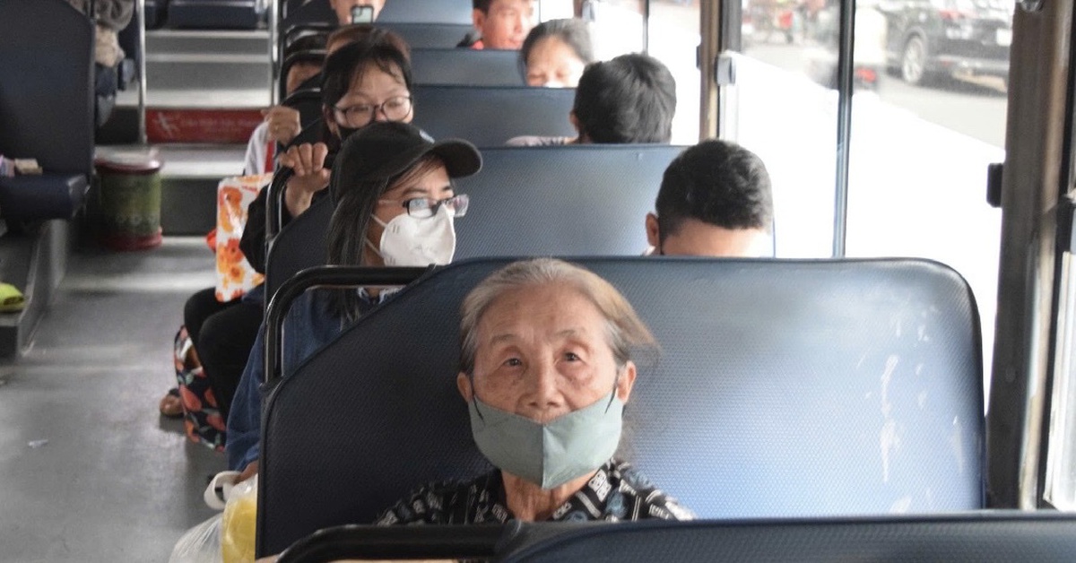 Người cao tuổi ở TP.HCM nhận vé xe buýt miễn phí tự động bằng căn cước, VNeID