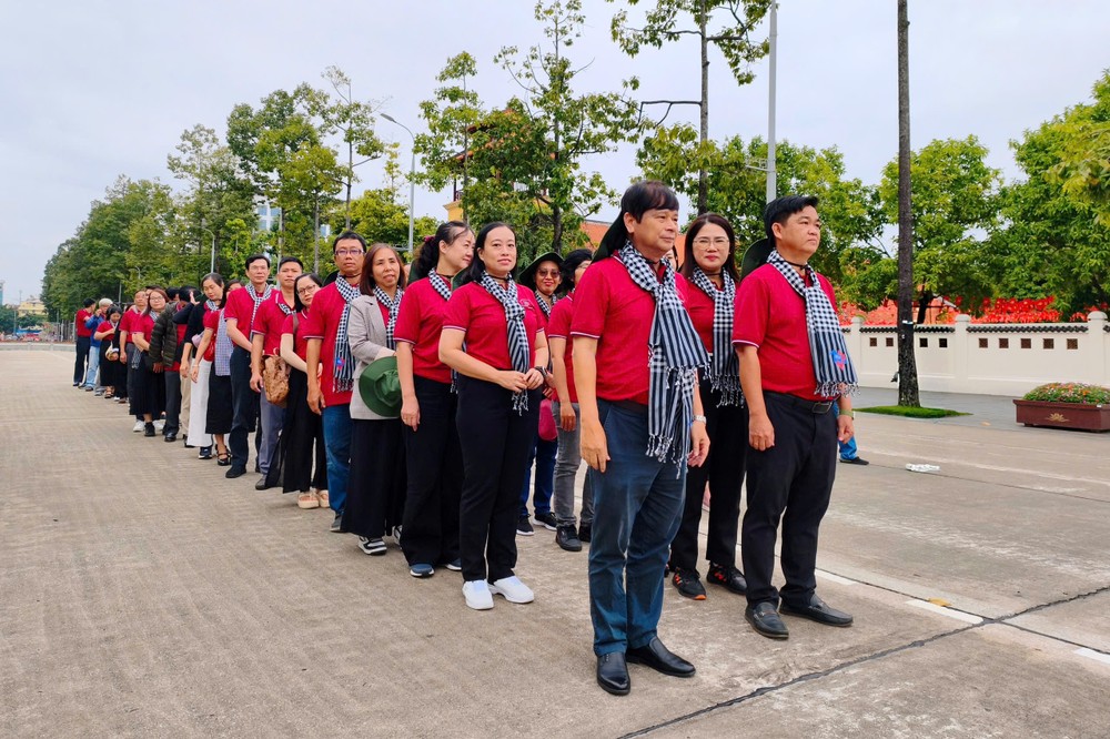 គណៈប្រតិភូកម្មាភិបាលឃោសនា និងចលនាមហាជន ថ្នាក់ដឹកនាំ អ្នកសារព័ត៌មាន និងអ្នកបោះពុម្ពផ្សាយល្បីៗមកពីទីក្រុងហូជីមិញ បានទៅទស្សនាវិមានរបស់ពូលោកពូ។ រូបថតរបស់ HOANG HUNG