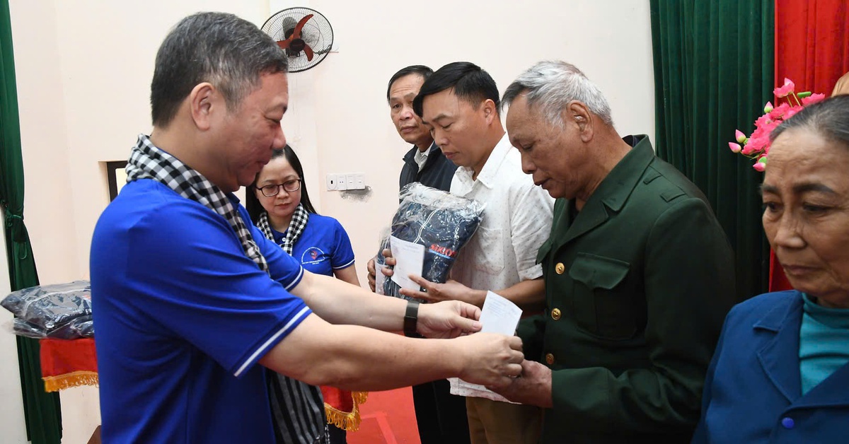 Đoàn tuyên giáo - báo chí TP.HCM tặng quà cho gia đình chính sách, hộ khó khăn tại Thái Nguyên