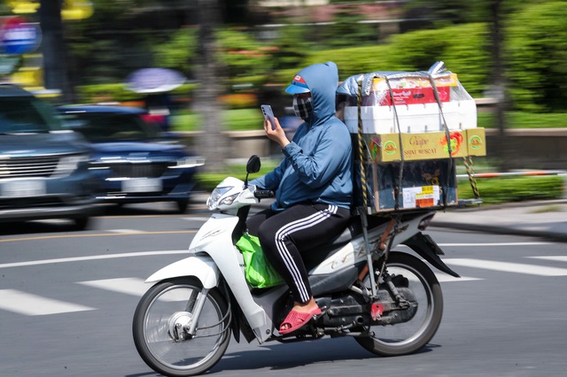 CSGT mạnh tay phạt tài xế dùng điện thoại khi lái xe - Ảnh 1.