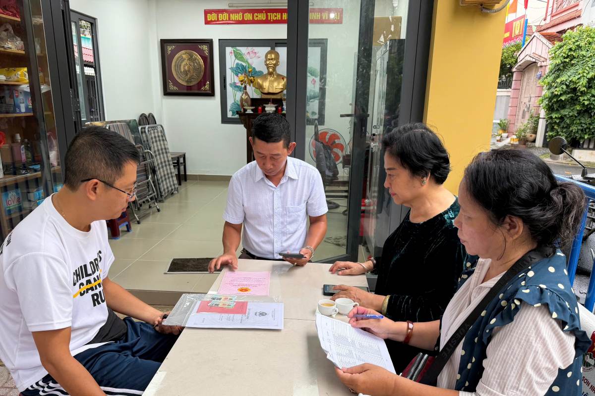 Người dân cập nhật dữ liệu đất đai tại phường Tân Sơn Nhất (TPHCM). Ảnh: Minh Tâm