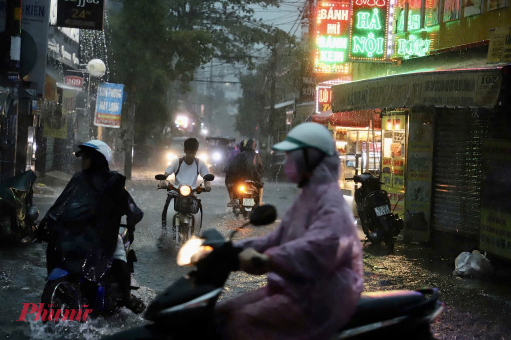 Mưa lớn tại TPHCM vào sáng sớm ảnh hưởng đến việc đi lại của người dân. Ảnh: Vũ Quyền