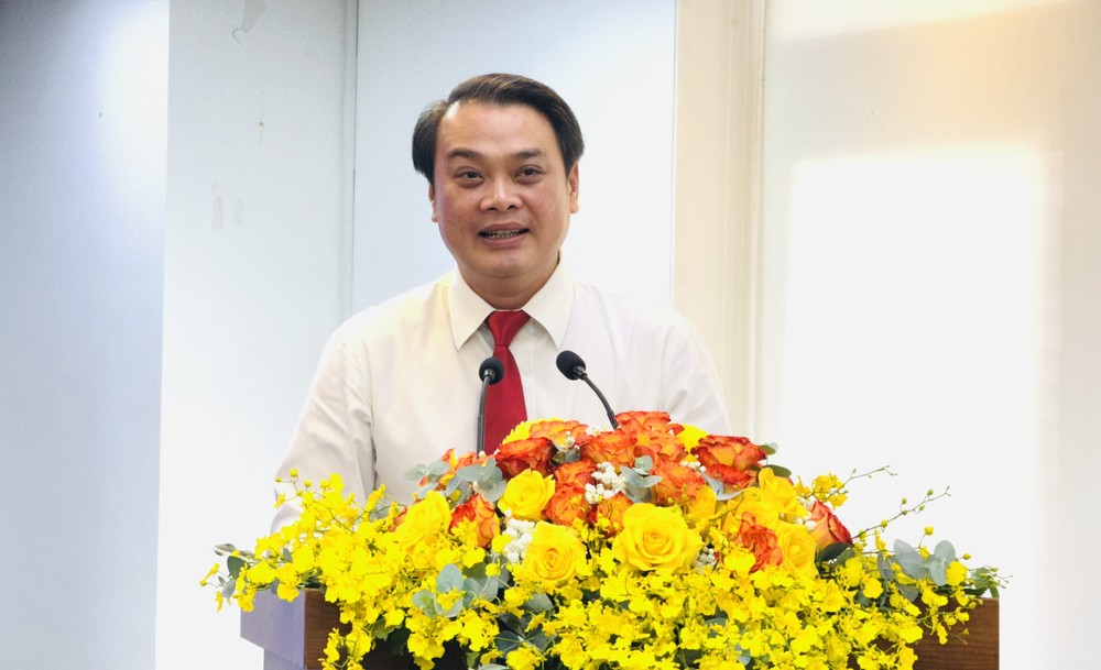 ہو چی منہ شہر میں چوتھے صنعتی انقلاب کے مرکز کے ڈائریکٹر مسٹر لی ٹرونگ ڈیو کے مطابق، پروگرام سے خطاب کر رہے ہیں۔ تصویر: DINH DU z7222163757858_ac7a6200fa2e1e937a128cd6f2994866.jpg