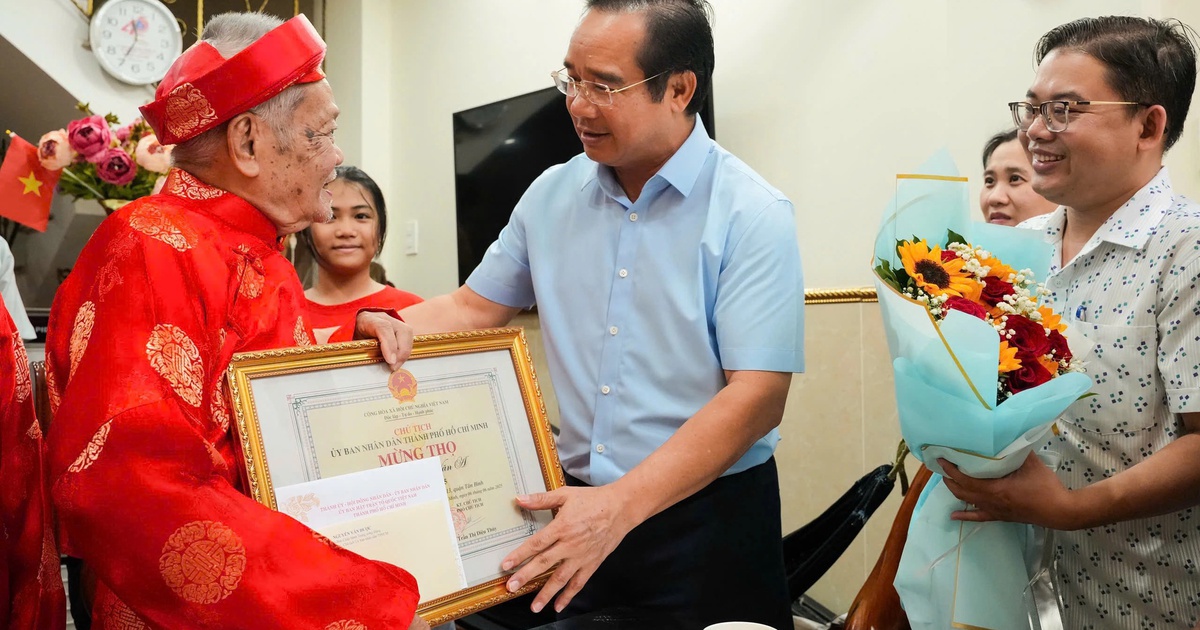 TP.HCM điều chỉnh mức hỗ trợ BHYT và chi quà chúc thọ, mừng thọ người cao tuổi