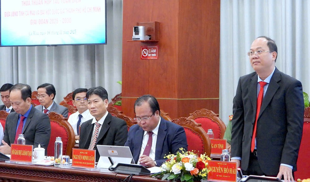 El secretario del Comité Provincial del Partido de Ca Mau, Nguyen Ho Hai, interviene en la ceremonia de firma. 4361722554128912477.jpg