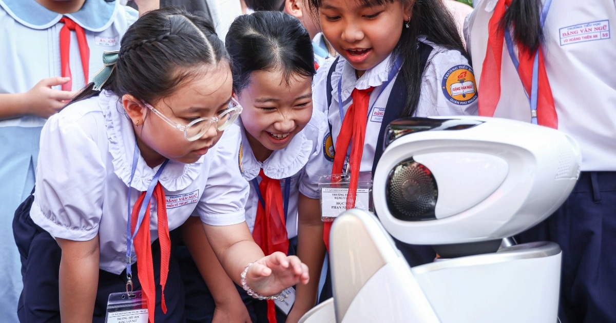 Học sinh TPHCM trải nghiệm lớp học ảo, khám phá robot tại Dinh Thống Nhất