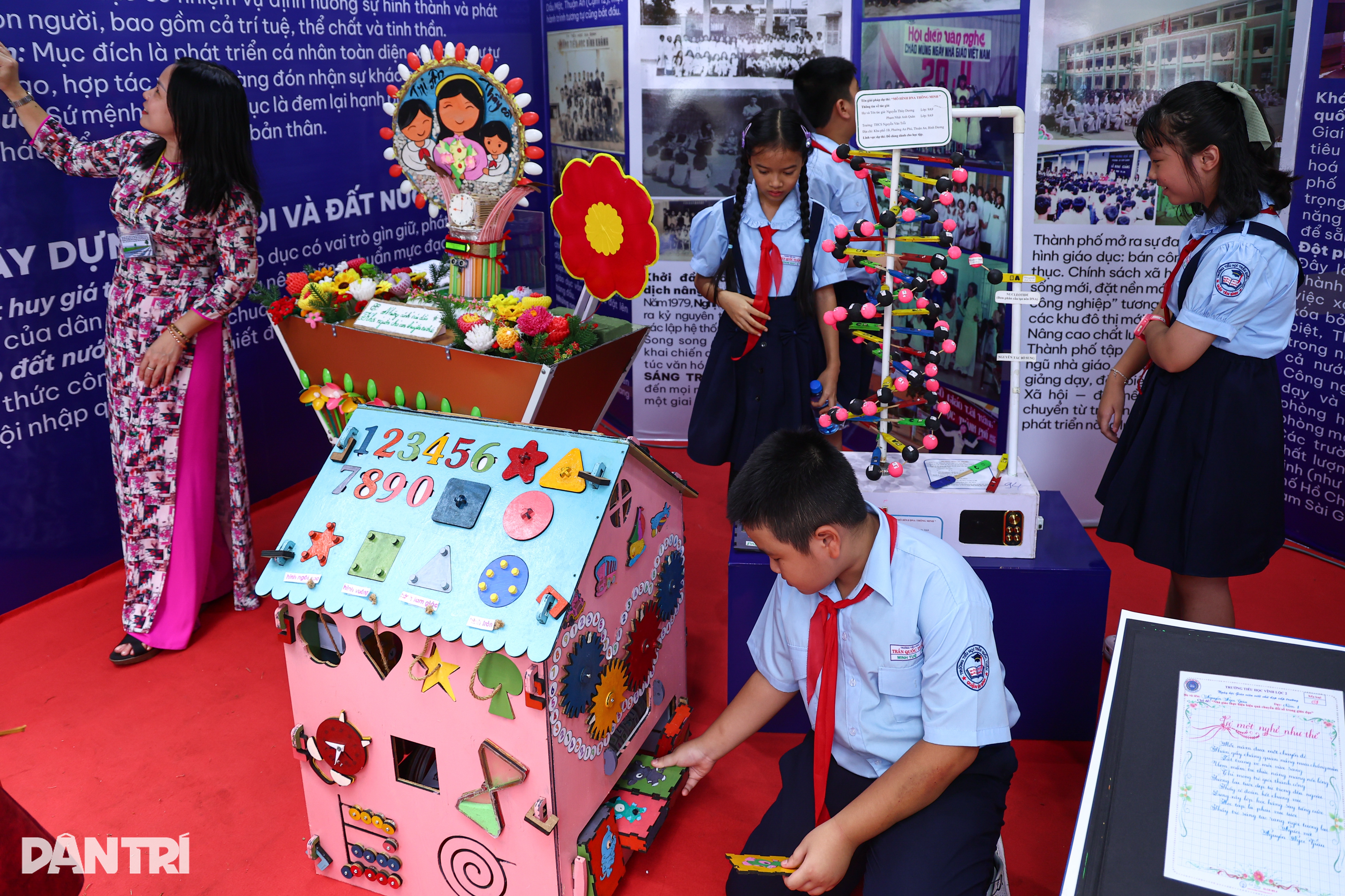 Học sinh TPHCM trải nghiệm lớp học ảo, khám phá robot tại Dinh Thống Nhất - 5