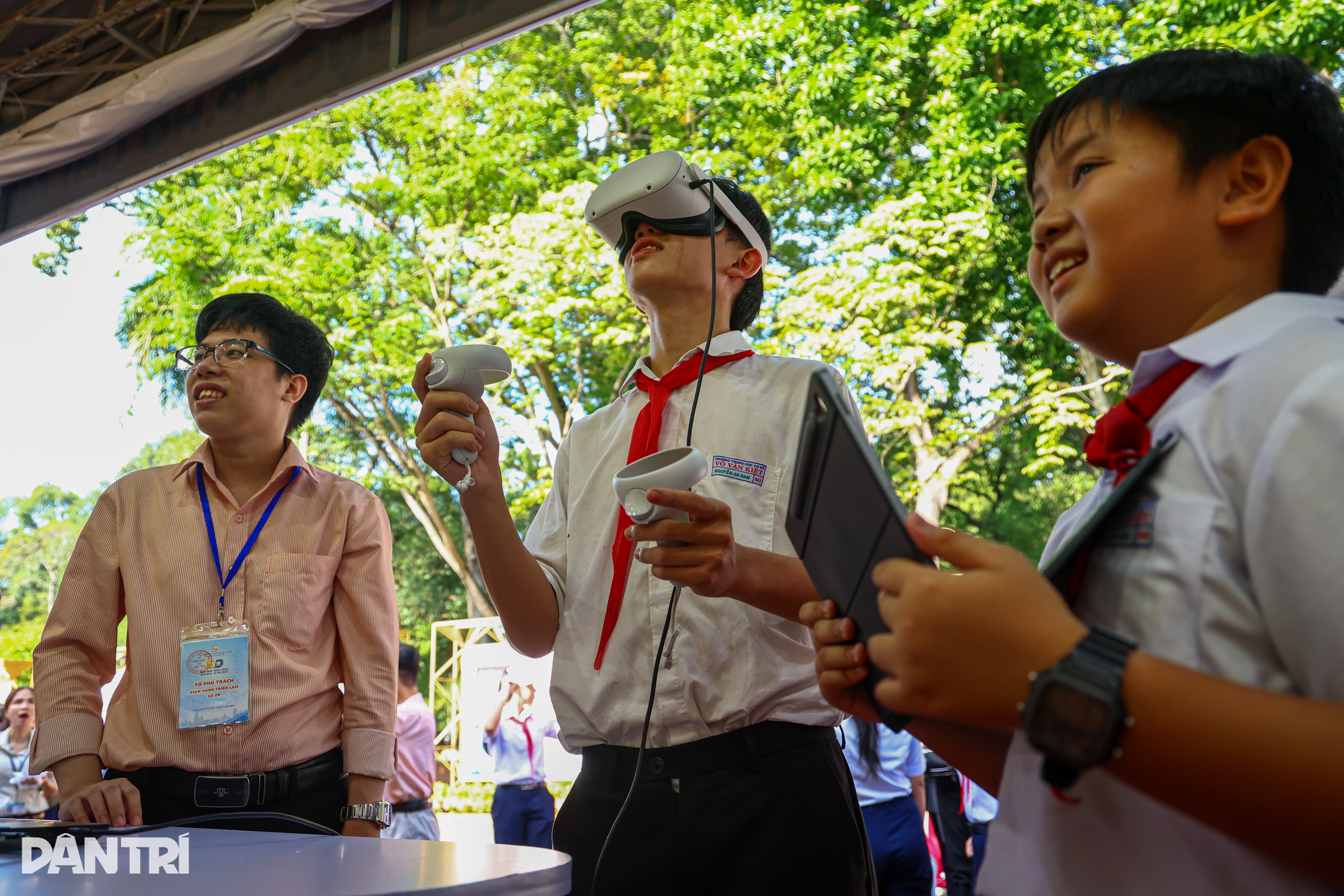 Học sinh TPHCM trải nghiệm lớp học ảo, khám phá robot tại Dinh Thống Nhất - 6