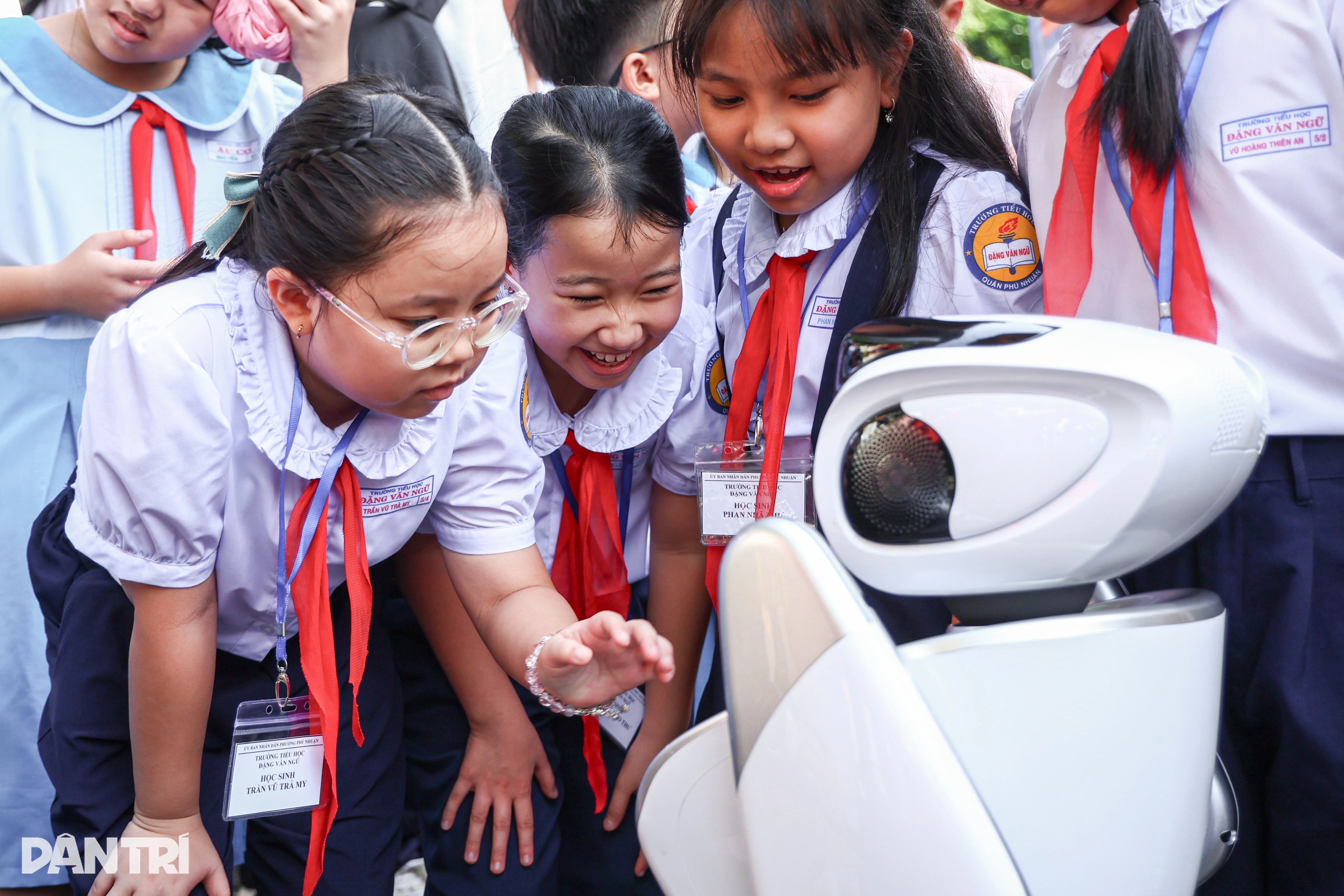 Học sinh TPHCM trải nghiệm lớp học ảo, khám phá robot tại Dinh Thống Nhất - 7