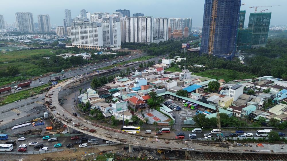  Nhánh cầu N2 (gói XL11) đã nối từ đường dẫn cao tốc TP.HCM – Long Thành ra trục Mai Chí Thọ. Ảnh: Anh Tú