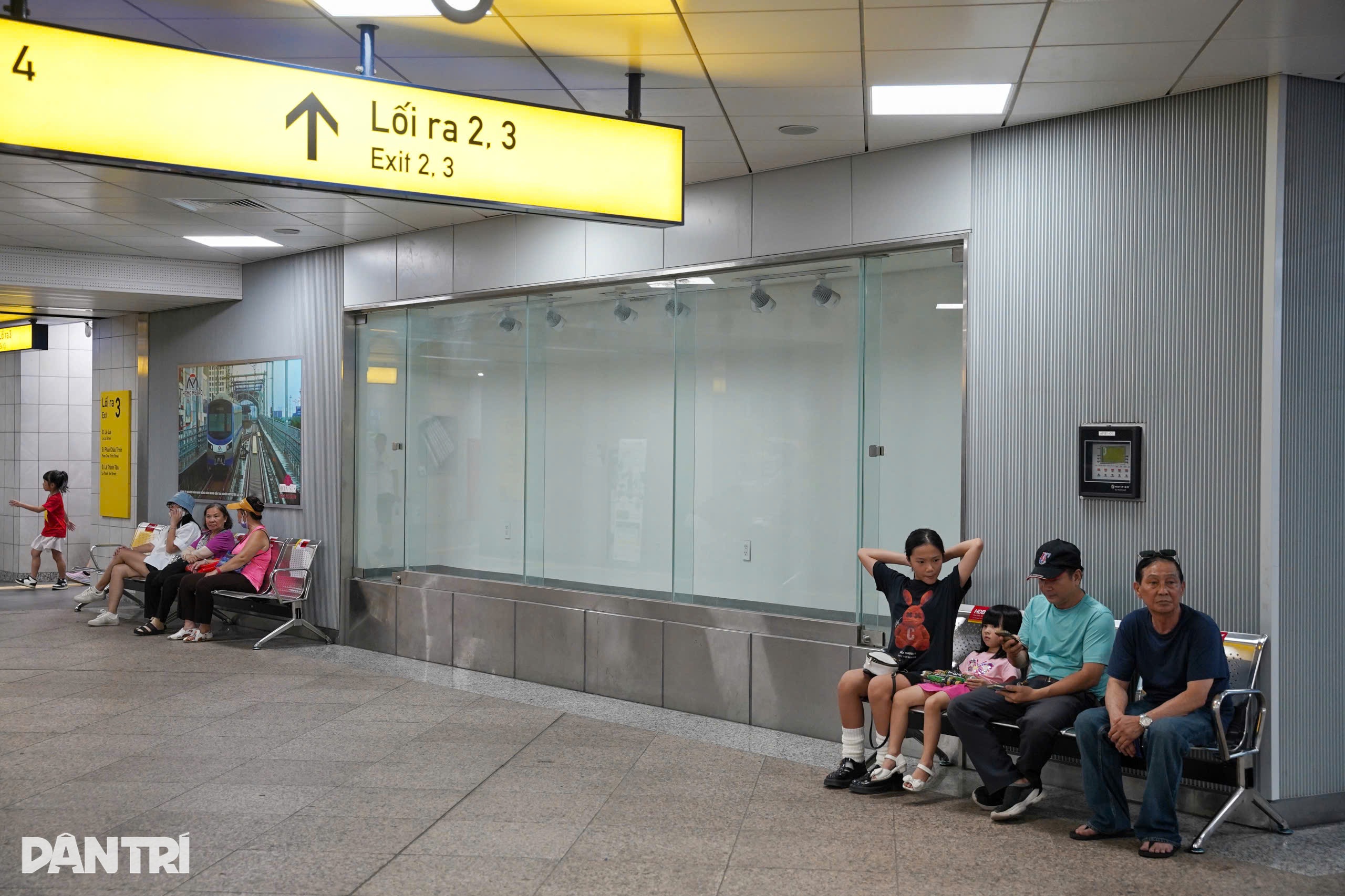 TPHCM dùng 14 nhà ga metro làm nơi tập kết hàng cứu trợ đồng bào vùng lũ - 1