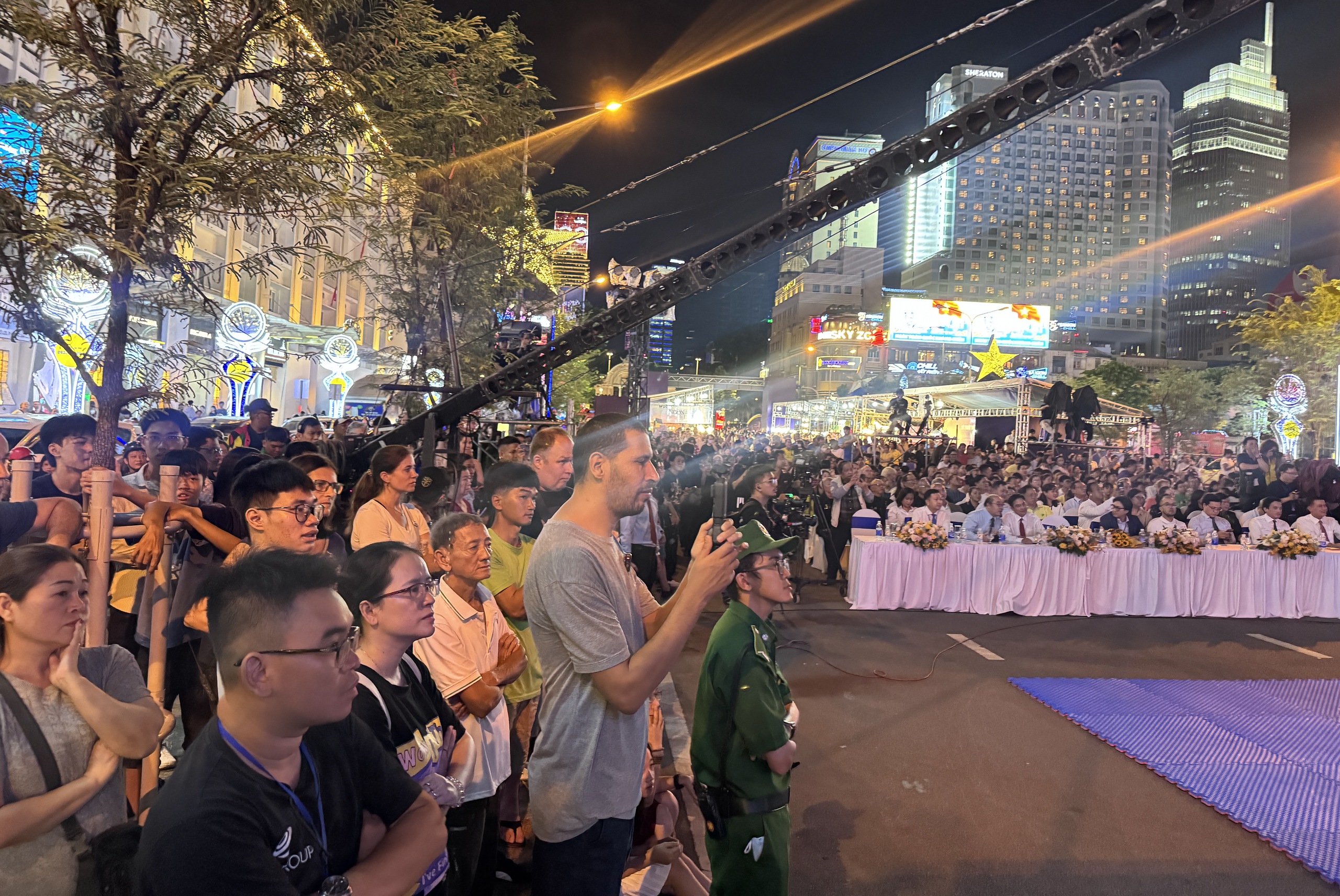 Du khách nước ngoài trầm trồ với màn biểu diễn võ thuật mãn nhãn tại TP.HCM- Ảnh 4. Du khách nước ngoài trầm trồ với màn biểu diễn võ thuật mãn nhãn tại TP.HCM- Ảnh 4.