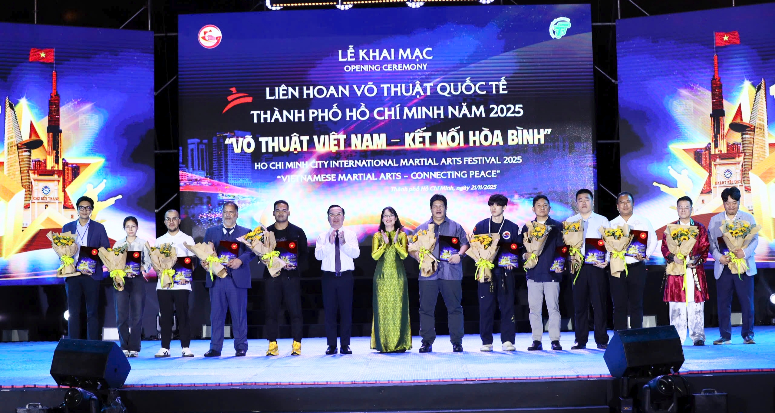 Du khách nước ngoài trầm trồ với màn biểu diễn võ thuật mãn nhãn tại TP.HCM- Ảnh 1. Du khách nước ngoài trầm trồ với màn biểu diễn võ thuật mãn nhãn tại TP.HCM- Ảnh 1.