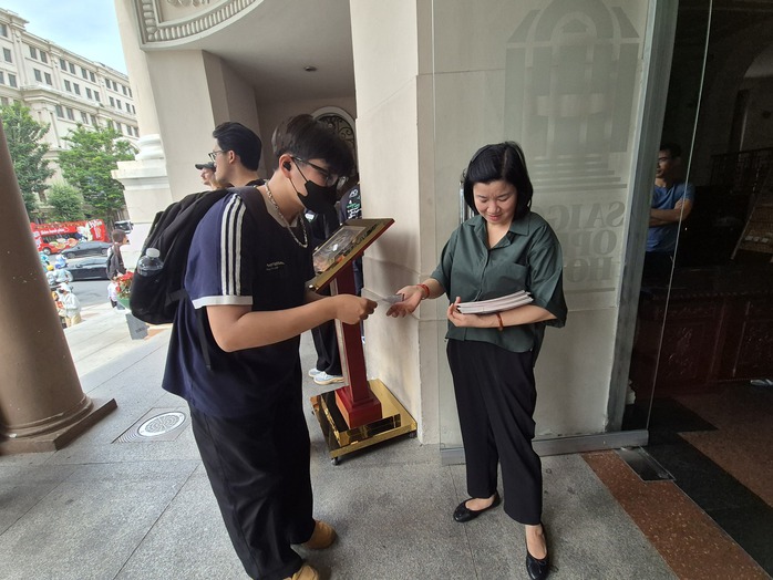 Đông khán giả trẻ nhận vé khai mạc LHP VN lần thứ XXIV - Ảnh 9.