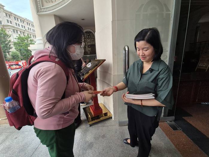 Đông khán giả trẻ nhận vé khai mạc LHP VN lần thứ XXIV - Ảnh 6.