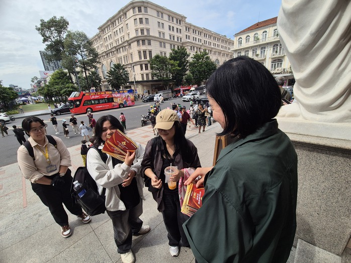 Đông khán giả trẻ nhận vé khai mạc LHP VN lần thứ XXIV - Ảnh 2.