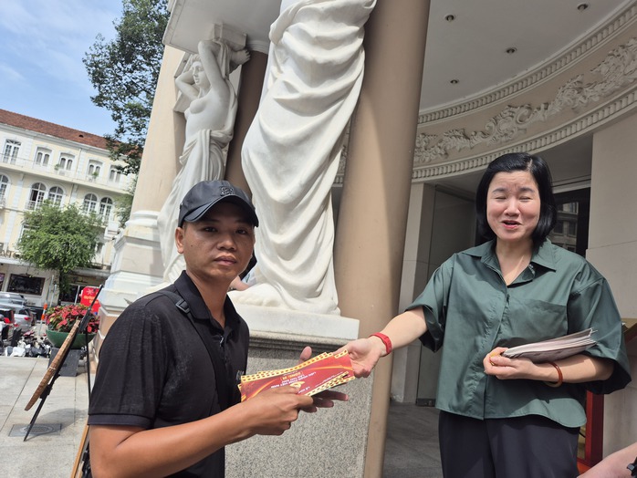 Đông khán giả trẻ nhận vé khai mạc LHP VN lần thứ XXIV - Ảnh 10.