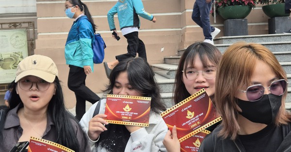 Đông khán giả trẻ nhận vé khai mạc LHP Việt Nam lần thứ XXIV