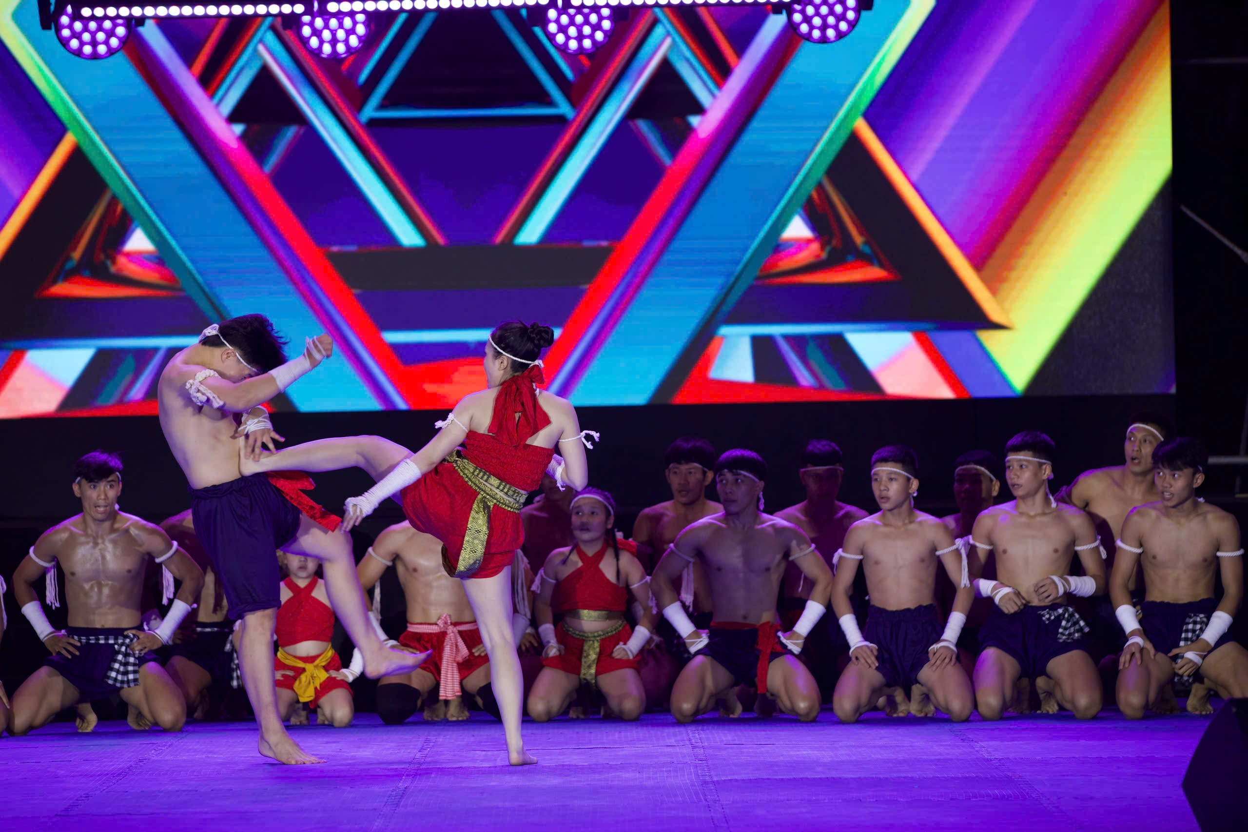 Du khách nước ngoài trầm trồ với màn biểu diễn võ thuật mãn nhãn tại TP.HCM- Ảnh 3. Du khách nước ngoài trầm trồ với màn biểu diễn võ thuật mãn nhãn tại TP.HCM- Ảnh 3.