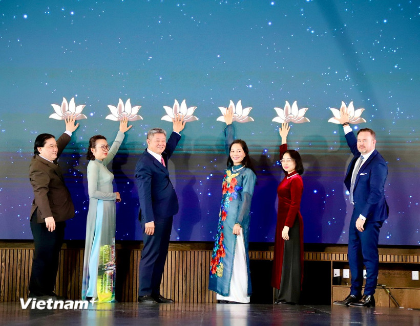 Các đại biểu thực hiện nghi thức công bố khai trương đường bay thẳng trực tiếp Thành phố Hồ Chí Minh – Copenhagen từ ngày 15/12/2025. (Ảnh: Phương Hoa/Vietnam+)