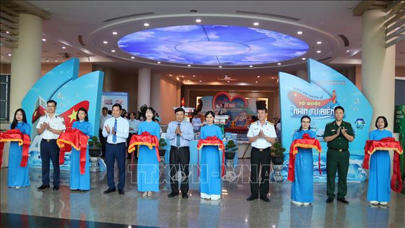 Các đại biểu cắt băng khai mạc trưng bày chuyên đề “Tổ quốc nhìn từ biển.” (Ảnh: TTXVN phát)