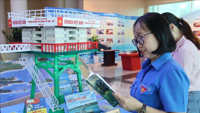 Trưng bày giới thiệu 140 tư liệu, hình ảnh, 34 hiện vật và 5 mô hình sách. (Ảnh: TTXVN phát) 2.jpg