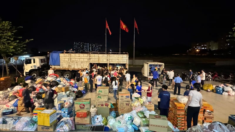 Hơn 100 tấn hàng hóa, 50 bác sĩ và 50 tỷ đồng được TP.HCM tiếp sức cho Khánh Hòa